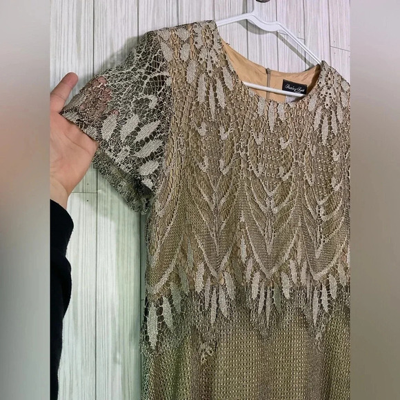 Elegant Lace Wedding Dress in Cream - Picture 4 of 10